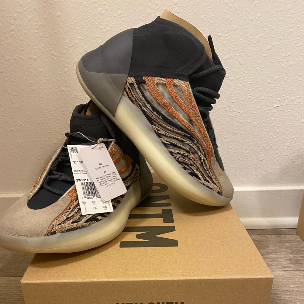 Yeezy qntm flash orange brand new size 6